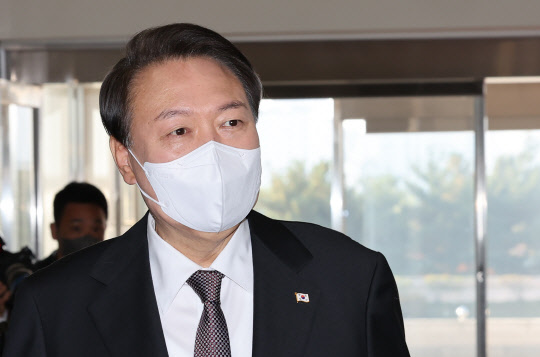 윤석열 대통령이 지난 24일 서울 용산 대통령실 청사로 출근, 현안과 관련해 발언을 하고 있다. 연합뉴스